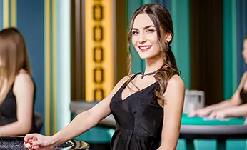 Khán giả cổ vũ nhiệt tình trong sân vận động, thể hiện lợi thế sân nhà